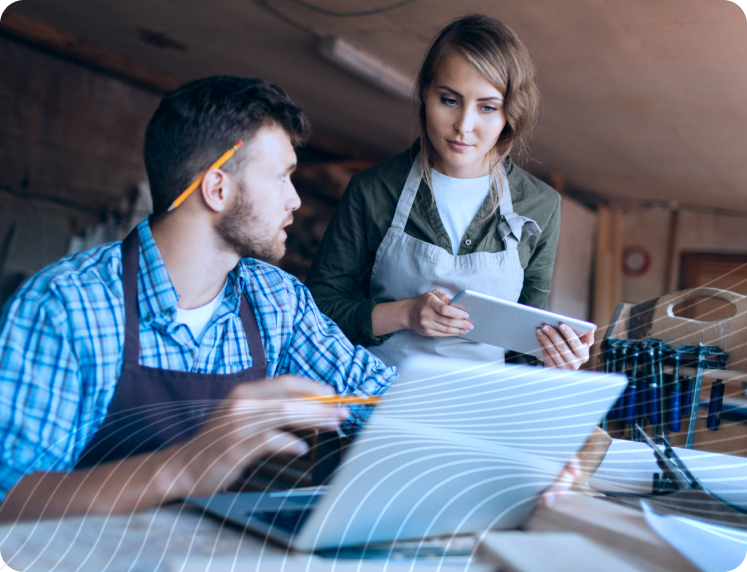Dwoje młodych przedsiębiorców sprawdzających możliwości faktoringu