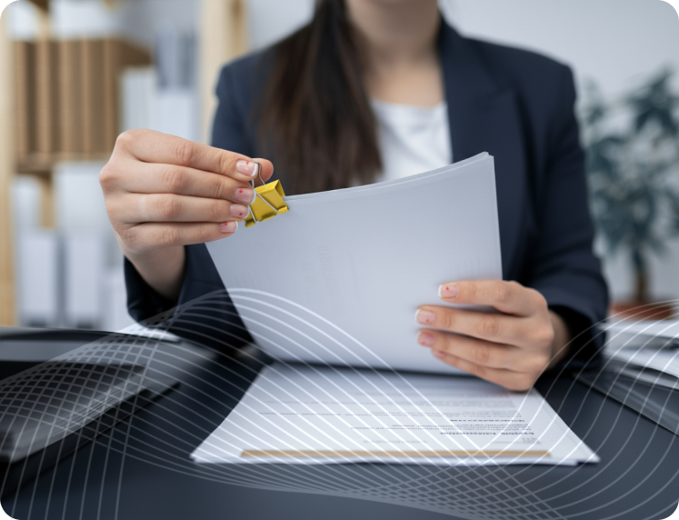 Kobieta trzymająca dokumenty
